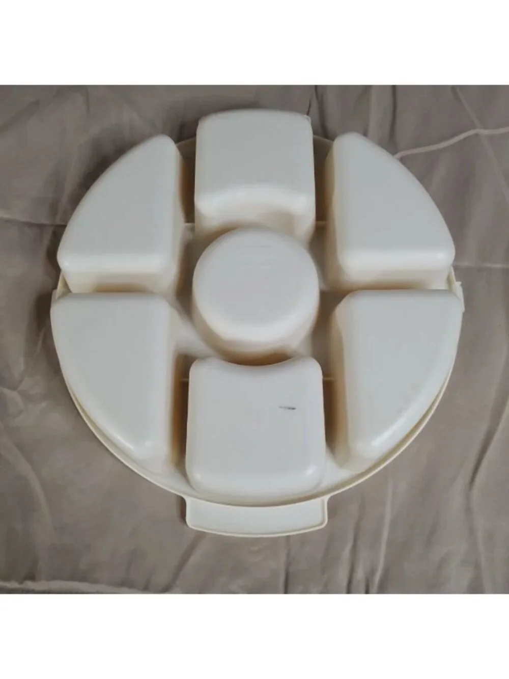 Rubbermaid Servin Saver Divided Vegetable Chip & Dip Server & Lid Beige 12” Wide